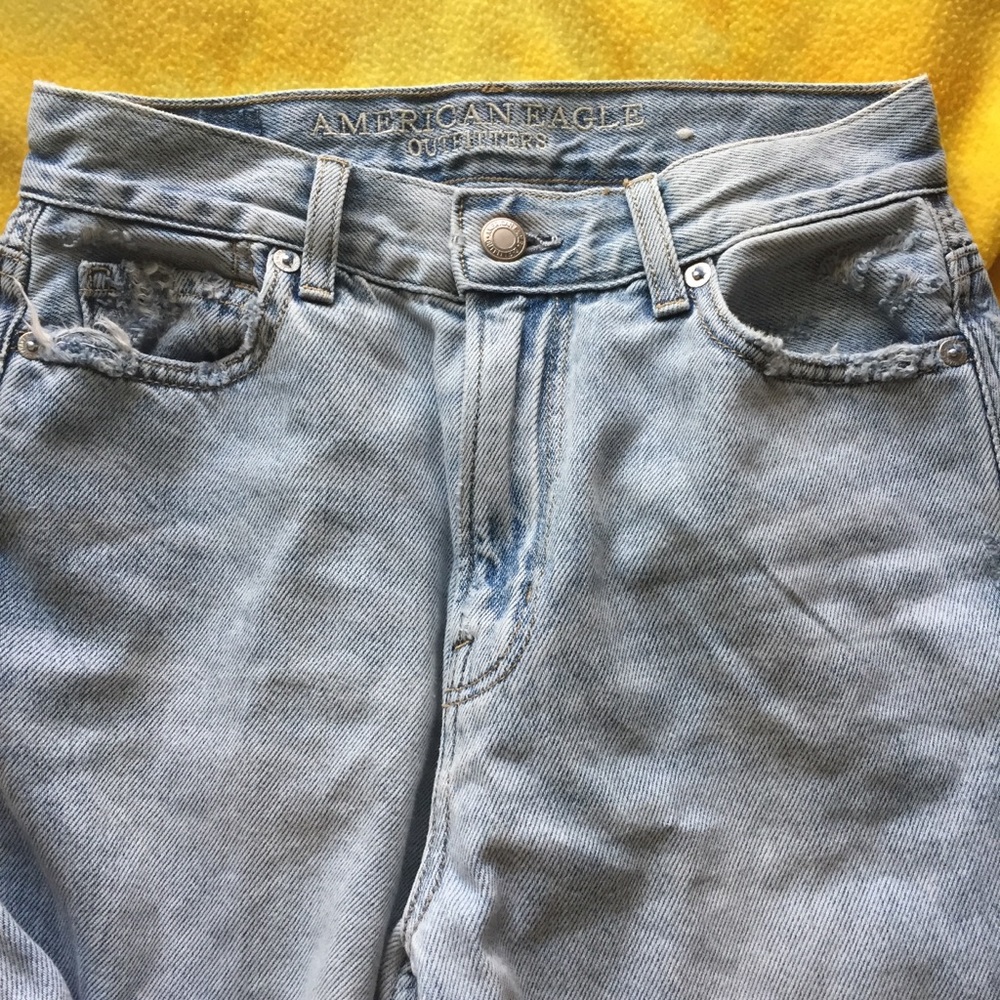 American Eagle mom jeans light wash no rips 25R